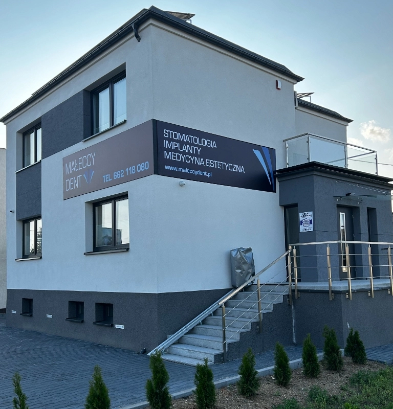 budynek MałeccyDent w Białych Błotach
