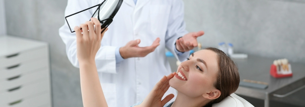 kobieta ogląda zęby w lusterku